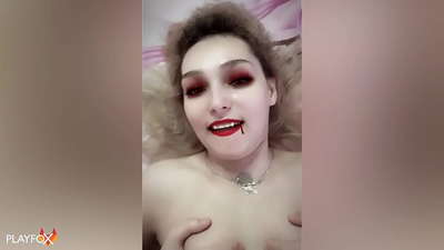 Ivan Helsing forte fikas seksecan vampiron kaj venas sur ŝian pugon