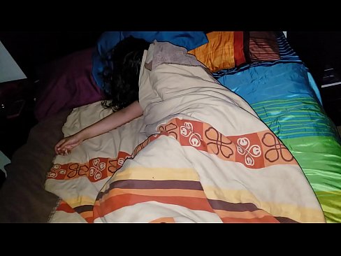 ❤️ Vicfilo kritikante sian junan duonpatrinon dum ŝi dormas. ❤️❌ Nur porno ĉe eo.villagesexvideos.ru